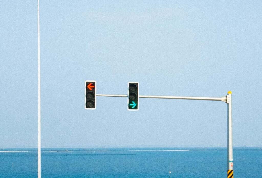 Traffic lights with one light red and the other green